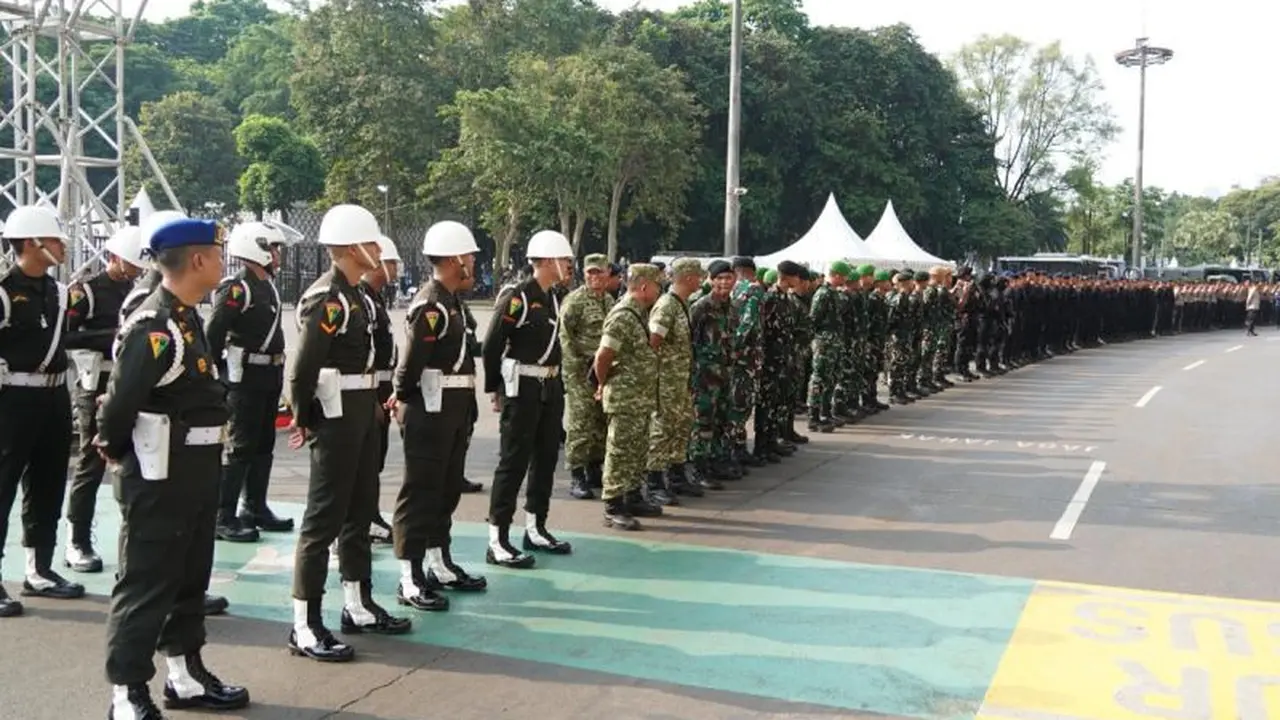 Ribuan petugas saat mengikuti apel pengamanan Laga Timnas Indonesia vs Oman di Gelora Bung Karno, Senayan, Jakarta, Jumat (5/6/2026).
