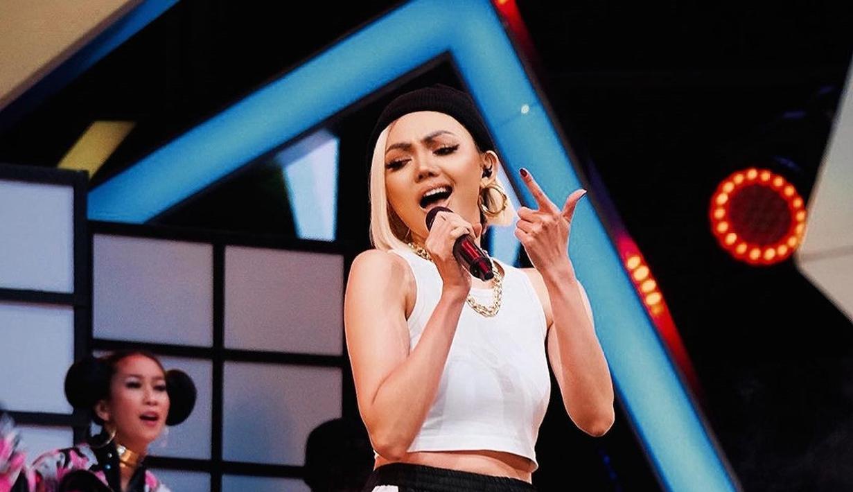 Pemilik nama lengkap Nurina Permata Putri itu sengaja memamerkan outfit dan gaya yang meniru Agnes Monica. Bahkan ia bernyanyi dengan tarian layaknya pelantun Tak Ada Logika itu. (Liputan6.com/IG/@rinanose16).