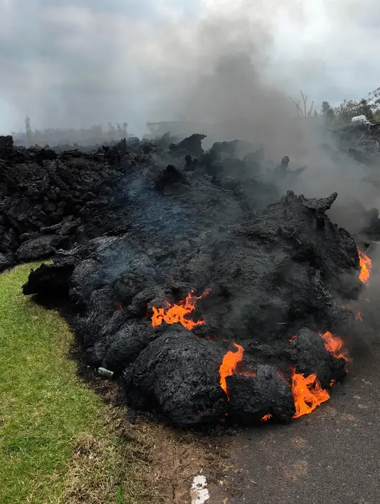 Pemandangan lava pijar erupsi Gunung Kilauea yang menutupi jalan di Pahoa, Hawaii, Amerika Serikat, Sabtu (5/5). (AP Photo/Marco Garcia)
