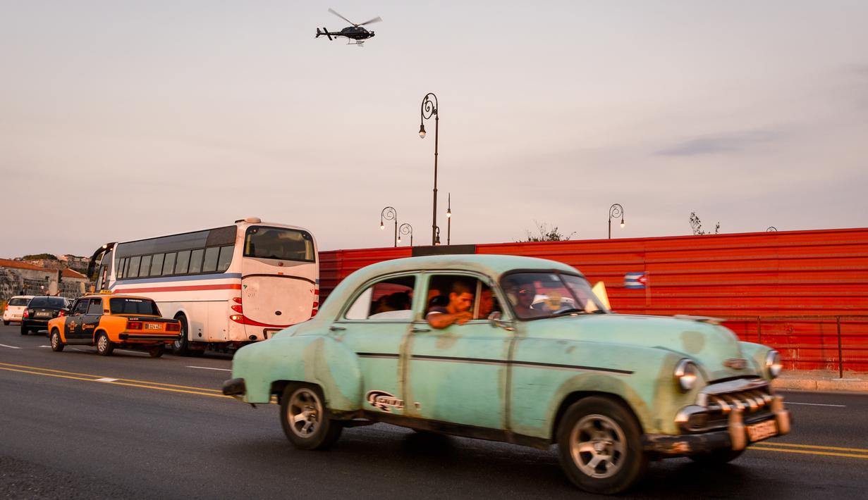 Salah satu Mobil tua yang akan  digunakan sebagai pelengkap syuting film Fast and Furious 8 di Havana, Kuba (28/4). Pembuatan film Fast & Furious 8 membuat warga Kuba antusias berdatangan ke lokasi syuting. (AFP PHOTO/ADALBERTO ROQUE)