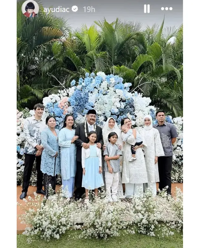 5 Gaya Ayudia Bing Slamet tampil anggun dan memesona di pernikahan sang ibunda, kenakan tunik putih