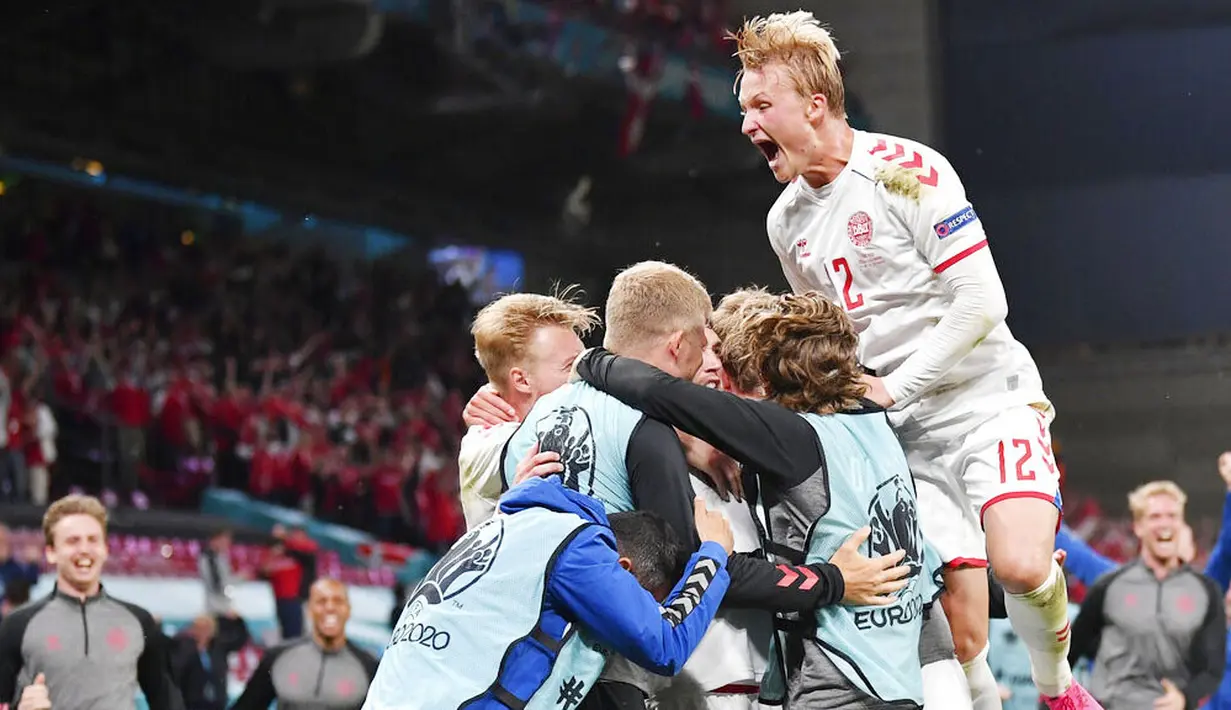 Para pemain Denmark meluapkan kebahagiaan usai laga melawan Rusia berakhir. Mereka dipastikan akan mendampingi Belgia ke babak 16 besar dengan keunggulan selisih gol atas Finlandia dan Rusia yang juga punya jumlah poin sama yakni tiga. (Stuart Franklin/Pool via AP)