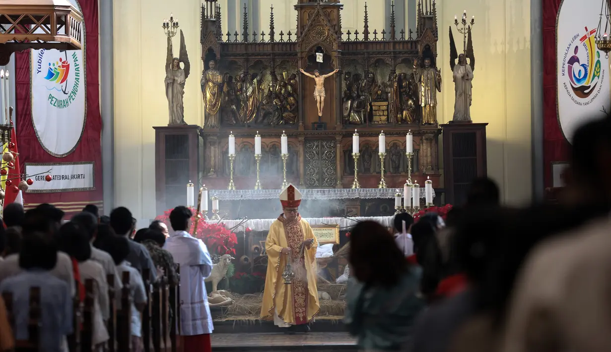 Kardinal Ignatius Suharyo saat memimpin Misa Pontifikal Natal di Gereja Katedral Jakarta, Kamis (25/12/2025). Sekitar 3.000 hingga 3.500 jemaat mengikuti Misa Pontifikal Natal hari kedua yang digelar pada Kamis (25/12/2025). (Kapanlagi.com/Budy Santoso)