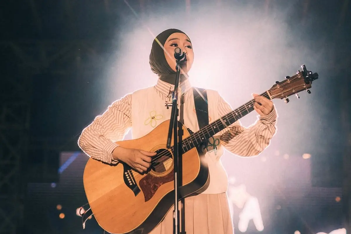 Salma Salsabila tampil dengan gitar di atas panggung