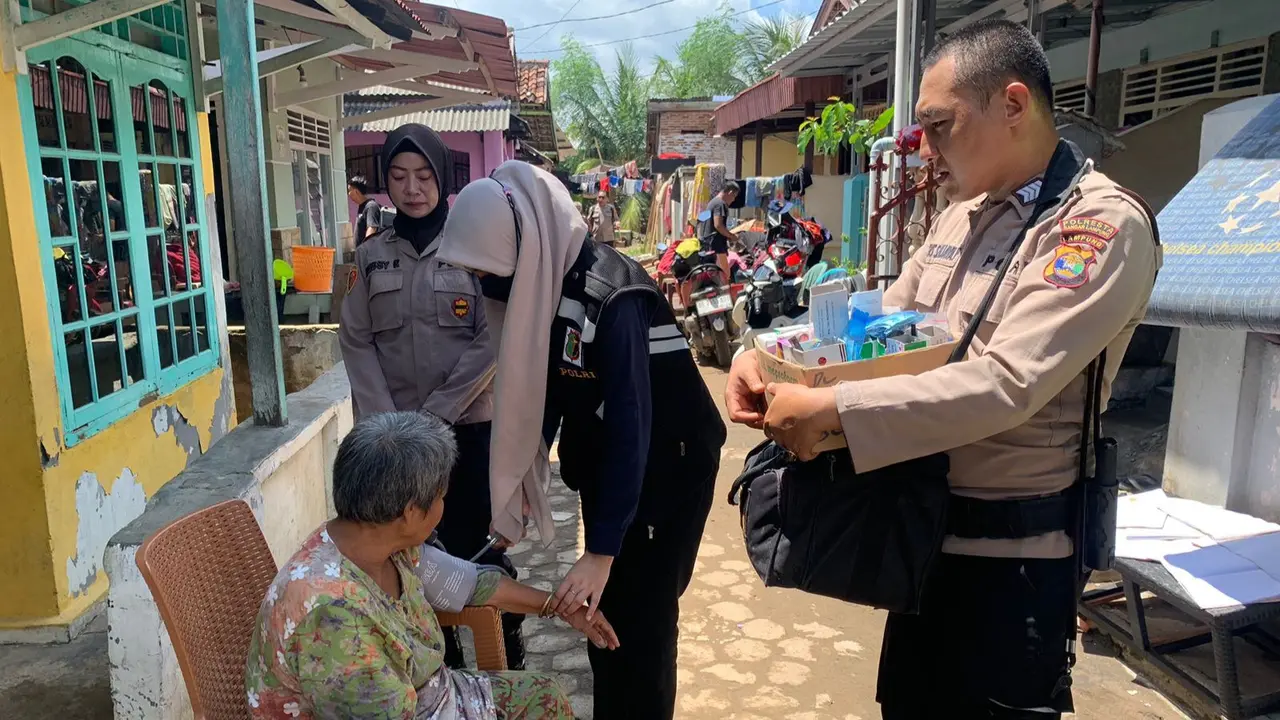 Dokkes Polresta Bandar Lampung memberikan pelayanan kesehatan gratis bagi warga yang terdampak banjir. Foto : (Istimewa).