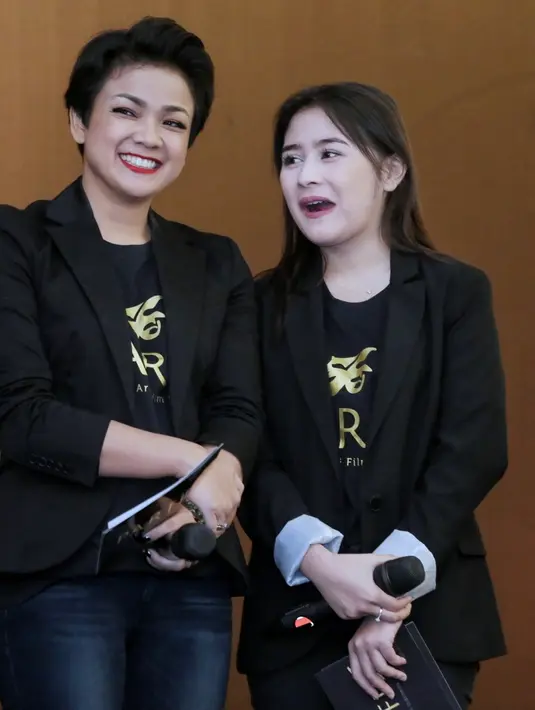 Sebagai anggota paling muda, ia menjabat humas bersama dengan wakilnya Ricky Harun. Ia sudah kepikiran bahwa lima tahun ke depan dirinya akan disibukkan dengan syuting dan didepan laptop. (Adrian Putra/Bintang.com)