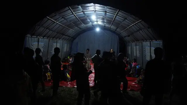 Proses evakuasi warga imbas gunung ibu di Halmahera Barat kembali erupsi.
