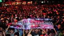 Keseruan warga saat merayakan pergantian tahun di kawasan Darmo, Surabaya, Jatim, Rabu (31/12/2014). (Liputan6.com/Johan Tallo)