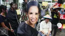Massa dari Koalisi untuk Kendeng Lestari mengenakan topeng wajah Menteri BUMN Rini Soemarno di depan Kementerian BUMN, Jakarta, Senin (3/4). Mereka menuntut BUMN untuk tidak mengaktifkan pabrik semen di Rembang tersebut. (Liputan6.com/Angga Yuniar)