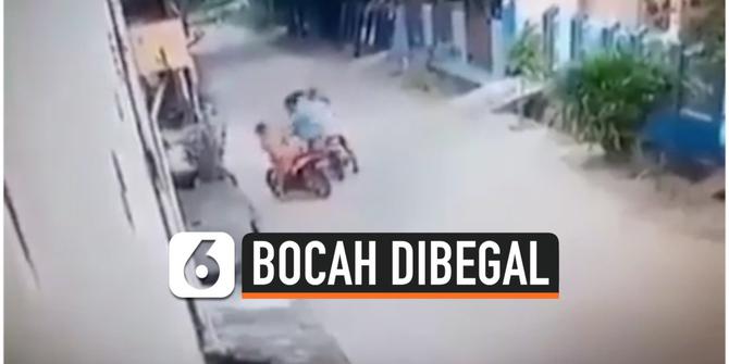 VIDEO: Begal Rampas Motor di Siang Bolong, Seorang Bocah Jadi Korban