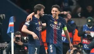 Selebrasi Khvicha Kvaratskhelia dan Marquinhos di laga PSG vs AS Monaco di leg kedua playoff Liga Champions 2025/2026 di Parc Des Princes, Kamis (26/02/2026) dini hari WIB. (AP Photo/Michel Euler)