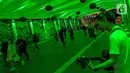 Aktivitas warga melintas di terowongan Jalan Kendal pada malam hari saat menggunakan kamera realme 9 Pro Plus dengan sensor Sony IMX76, Jakarta, Kamis (24/02/2022). Sensor ini, memiliki asupan cahaya yang masuk lebih banyak dan memungkinkan besaran megapiksel lebih tinggi.(Liputan6.com/Fery Pradolo)