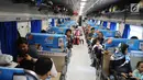 Sejumlah penumpang berada dalam kereta api di Stasiun Pasar Senen, Jakarta, Selasa (16/4). PT KAI Daop 1 Jakarta mengoperasikan 11 KA tambahan guna mengantisipasi melonjaknya penumpang pada libur panjang akhir pekan ini. (Liputan6.com/Herman Zakharia)