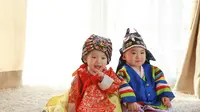 Anak-anak memakai hanbok, baju tradisional Korea. Foto: Pixabay