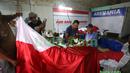 Pelatih Rahmad Dharmawan mencoba mempraktekan cara menjahit bendera Merah-Putih di Tangerang, Sabtu (31/10/2015). Tema ini berjudul 'ONE SOUL, ONE NATION, Untuk Sepakbola Indonesia". (Bola.com/Nicklas Hanoatubun).