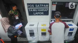 Waktu untuk melakukan pencoblosan mengalami keterlambatan dan TPS dipindahkan ke Pos Satpam akibat banjir menggenangi kawasan tersebut setinggi 1 meter. (merdeka.com/Arie Basuki)