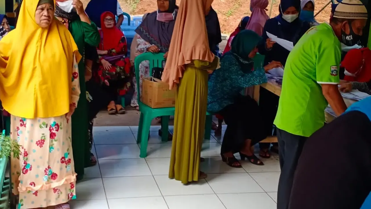 Para peserta vaksinasi nampak antri menunggu giliran program vaksinasi covid-19 di Kecamatan Puspahinga, Kabupaten Tasikmalaya, Jawa Barat.