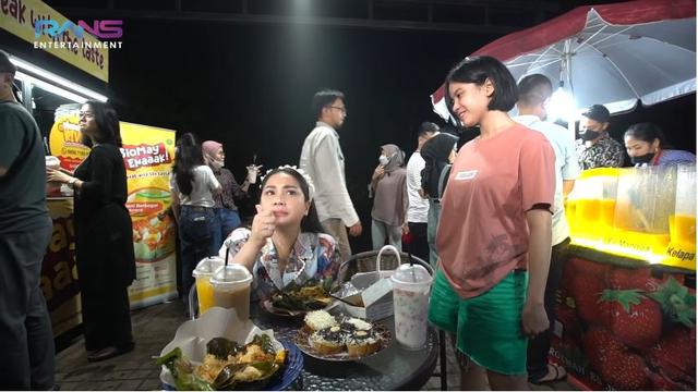 6 Momen Nagita Slavina Cicipi Nasi Bakar Melati Eks JKT48, Lontarkan Pujian