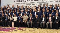 Menpora Dito Ariotedjo (tengah) saat menghadiri upacara pelantikan Pengurus&nbsp;Besar Federasi Akuatik Indonesia di bilangan Kuningan, Jakarta Selatan, Senin (4/8/2025). (Liputan6.com/Melinda Indrasari)