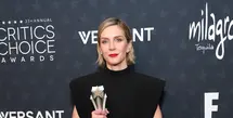 Rhea Seehorn berhasil meraih pemenang “Best Actress In A Drama Series”. dalam Critics Choice Awards. Pada momentum ini, ia mengenakan gaun Louis Vuitton  hitam dengan material silk crepe disertai cutting high collar dan sentuhan statement bahu lebar.