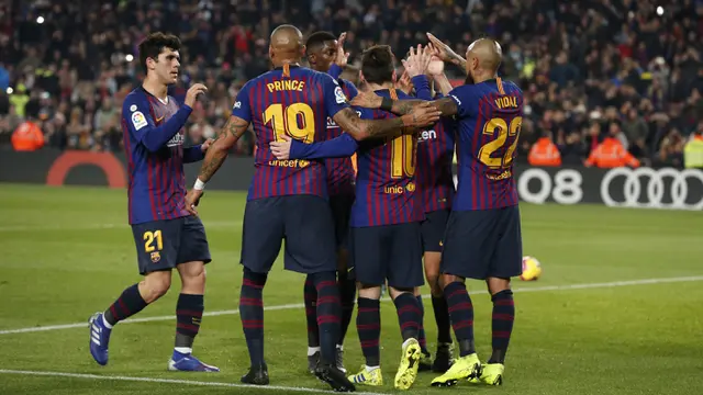 Para pemain Barcelona merayakan gol yang dicetak Lionel Messi ke gawang Valladolid. (AFP/Pau Barrena)