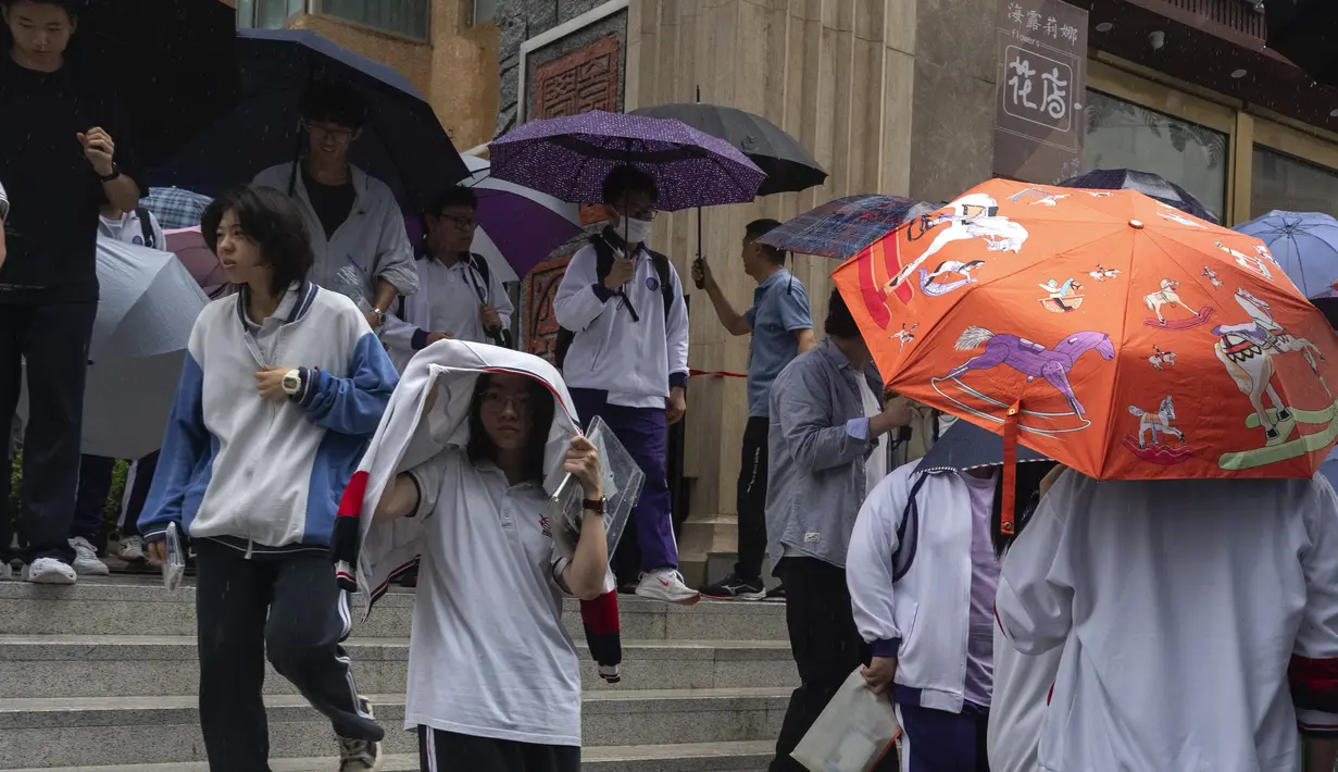 Ujian ini dianggap penting bagi generasi muda Tiongkok, dengan hasil yang menentukan penerimaan mereka di universitas dan bahkan membentuk prospek karir mereka. (AP Photo/Ng Han Guan)