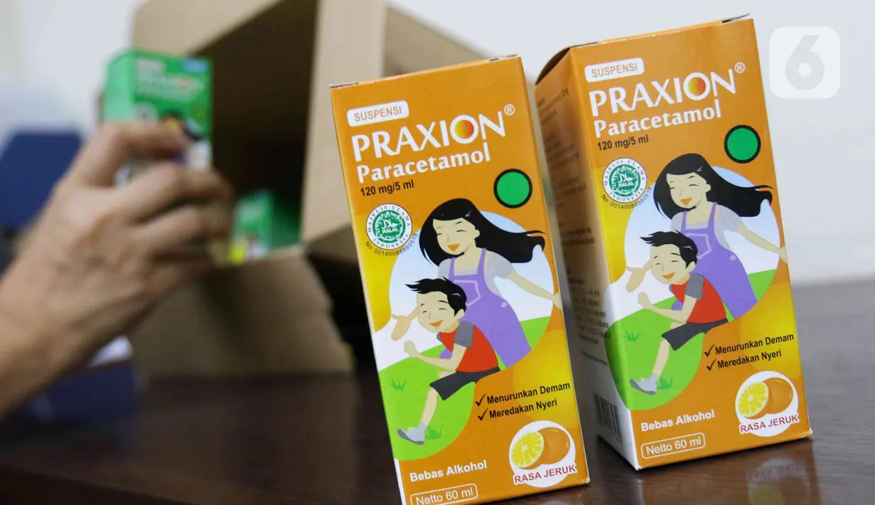 Petugas merapikan obat sirop di sebuah Apotek di Jakarta, Rabu (8/2/2023). Badan Pengawasan Obat dan Makanan (BPOM) menyatakan bahwa hasil uji lab terhadap tujuh sampel, termasuk obat Praxion dan bahan bakunya, dinyatakan aman digunakan sepanjang sesuai aturan pakai. (Liputan6.com/Herman Zakharia)