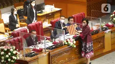 Pimpinan DPR menerima berkas tanggapan pemerintah dari Menteri Keuangan Sri Mulyani (kanan) saat rapat paripurna DPR Ke-10 masa Persidangan II Tahun Sidang 2021-2022 di Kompleks Parlemen, Senayan, Jakarta, Selasa (7/12/2021). (Liputan6.com/Angga Yuniar)