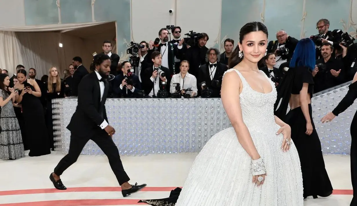 Aktris India Alia Bhatt memulai debutnya di Met Gala dengan dreamy princess dress bertabur 100 ribu mutiara lansiran brand India Prabal Gurung. [Foto: IG/prabalgurung].