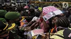 Tentara dan polisi terlibat saling dorong dengan masyarakat Papua yang memperingati Operasi Trikora 19 Desember 1961 di Patung Kuda, Jakarta, Sabtu (19/12/2020). Dalam aksinya, massa menuntut 15 isu besar. (Liputan6.com/Johan Tallo)