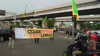 Jaringan Aksi Keselamatan Jalan (Jarak Aman) merangkul 30 komunitas sepeda motor untuk menggelar aksi simpatik di perempatan Pangkalan Jati, Kalimalang, Jakarta Timur, Sabtu (19/5/2018)