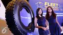 Model berpose dekat ban Michelin XDY 3HD saat peluncurannya di Jakarta, Senin (16/5). Produk ini hadir untuk memenuhi kebutuhan para pemilik armada truk terhadap ban yang memiliki daya tahan lebih lama (Liputan6.com/Angga Yuniar)