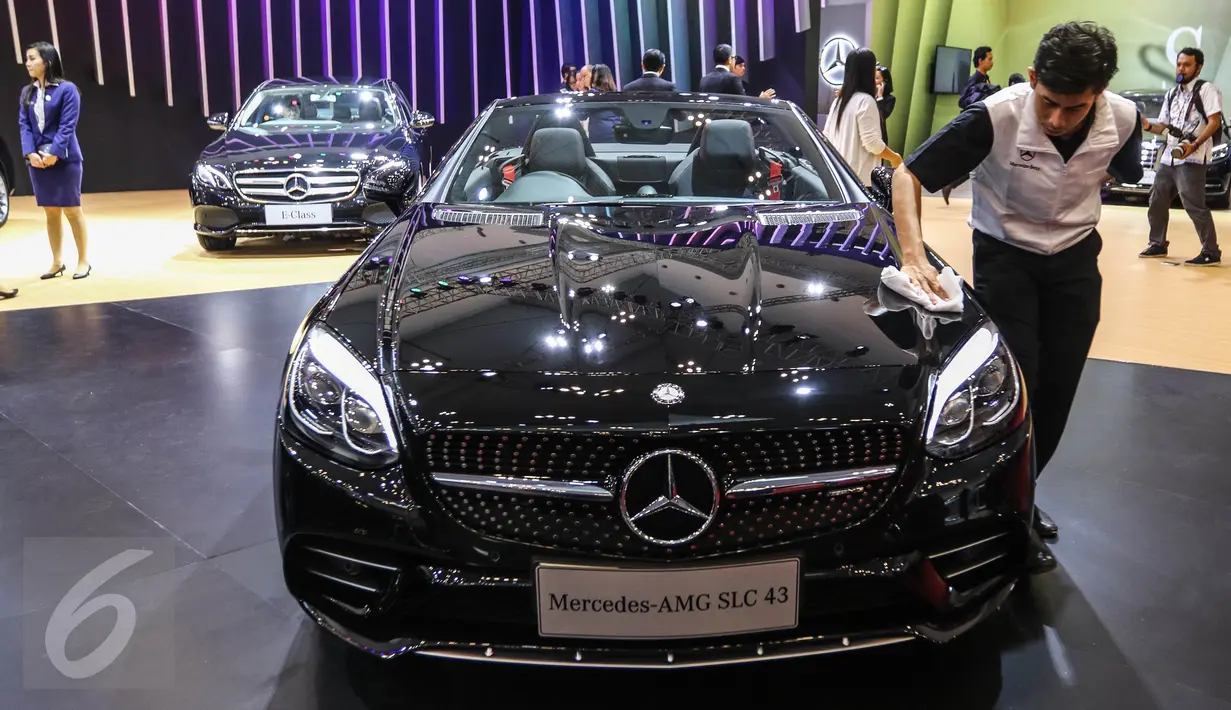 Pekerja mengelap mobil Mercedez Benz AMG SLC 43 saat peluncuran tujuh mobil terbaru Mercedes Benz di Gaikindo Indonesia International Auto Show (GIIAS), ICE BSD, Tangsel, Kamis (11/8). (Liputan6.com/Fery Pradolo)
