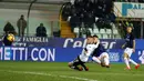 Striker Inter Milan, Lautaro Martinez, mencetak gol ke gawang Parma pada laga Serie A di Stadion Ennio-Tardini, Sabtu (9/2). Inter Milan menang 1-0 atas Parma. (AP/Serena Campanini)