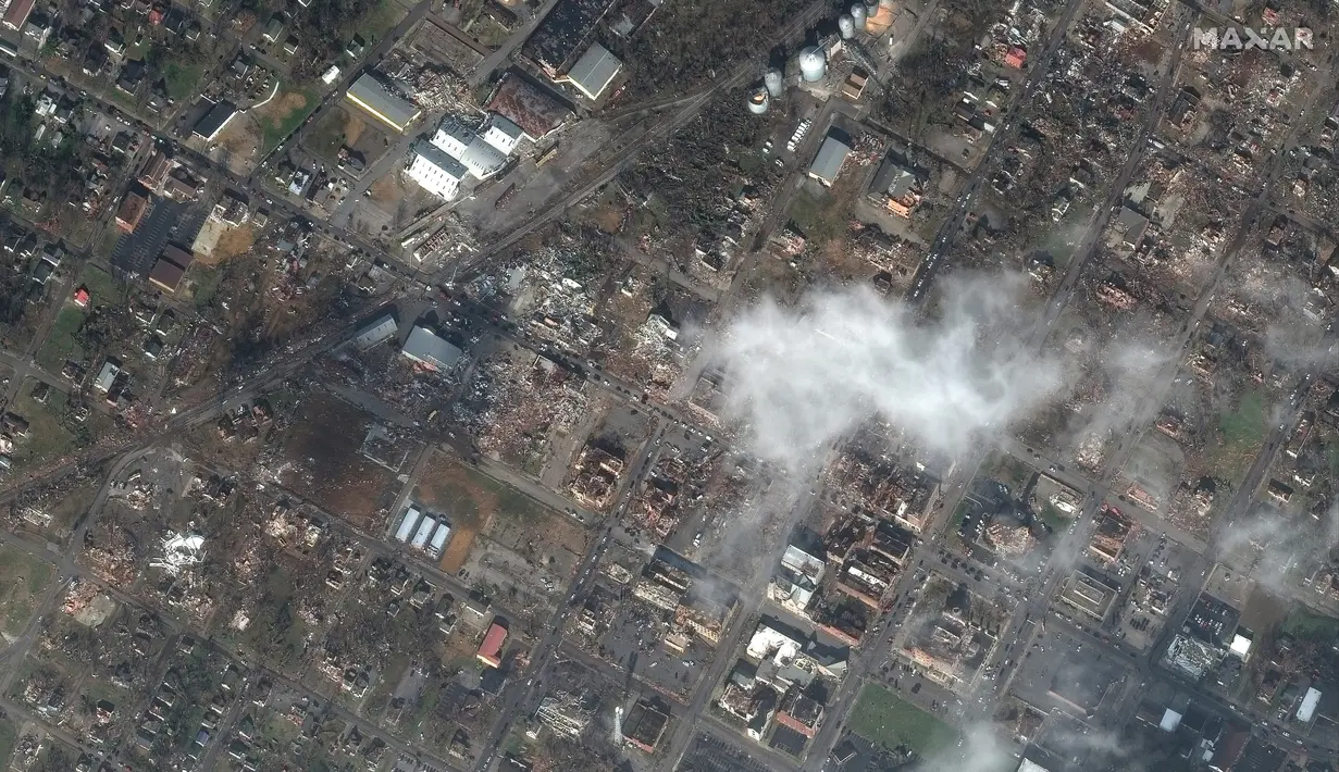 Foto satelit menunjukkan kerusakan parah setelah tornado menerjang pusat Kota Mayfield, Kentucky, Amerika Serikat, 11 Desember 2021. Sebanyak 78 orang tewas setelah serangkaian tornado mengamuk di AS. (Satellite image ©2021 Maxar Technologies via AP)