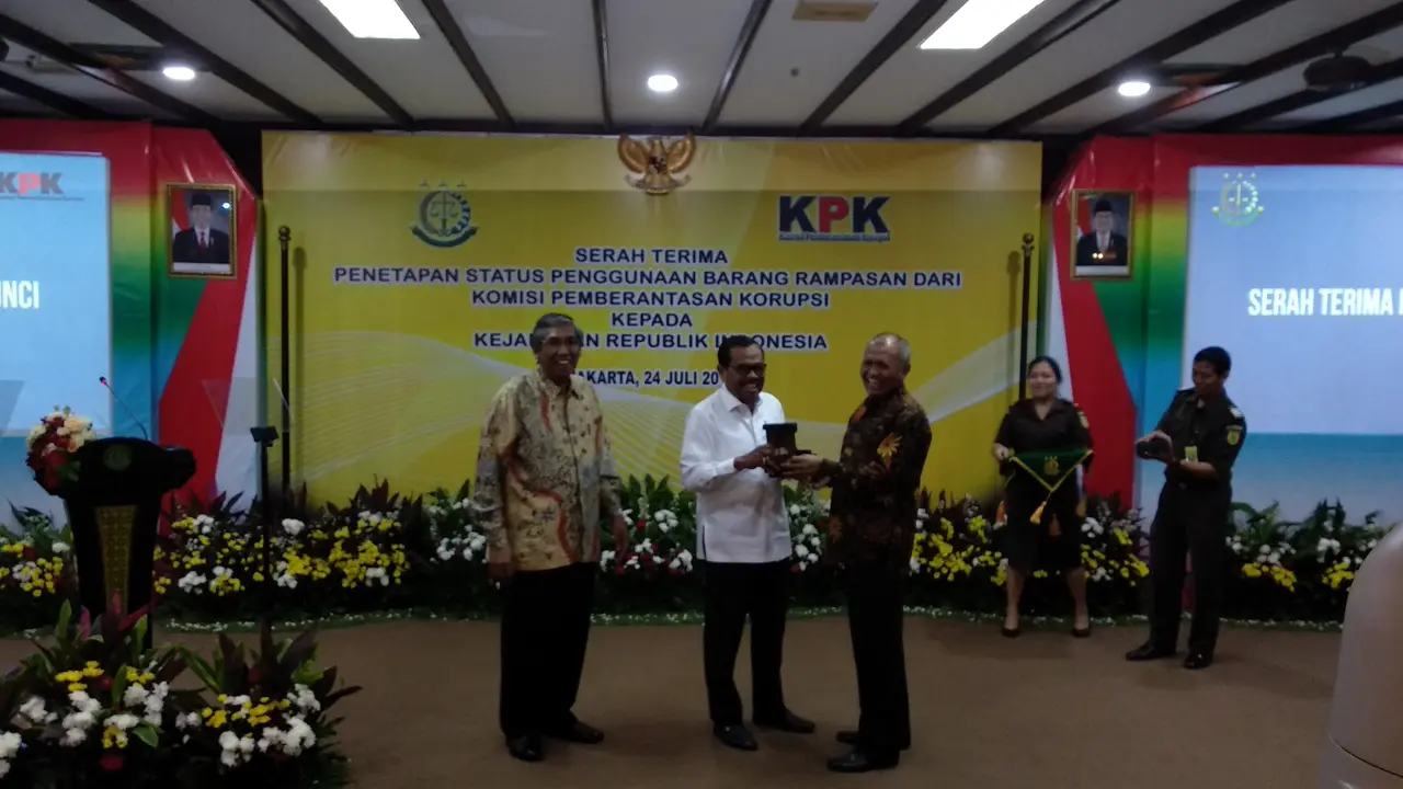 Kejaksaan Agung menerima sejumlah barang rampasan dari kasus korupsi dan pencucian uang yang dilakukan KPK