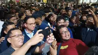 Diteriaki Presiden 2024, Anies Baswedan Sibuk Layani Warga Foto di Jalan Tunjungan Surabaya