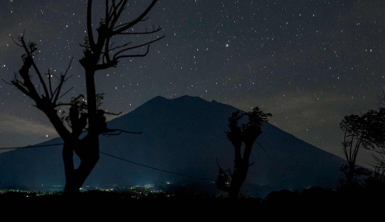 Photo Indahnya Pemandangan Malam Penuh Bintang Di Gunung Agung