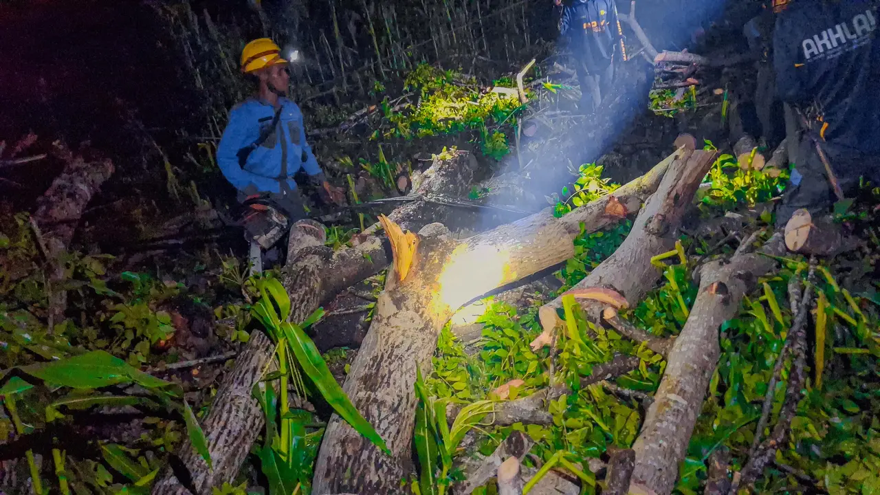 Tim Penanganan Gangguan PLN UIW NTB bergerak cepat ke Sebotok tangani gangguan kelistrikan akibat cuaca buruk. (Foto: Liputan6.com/Dok. PLN)