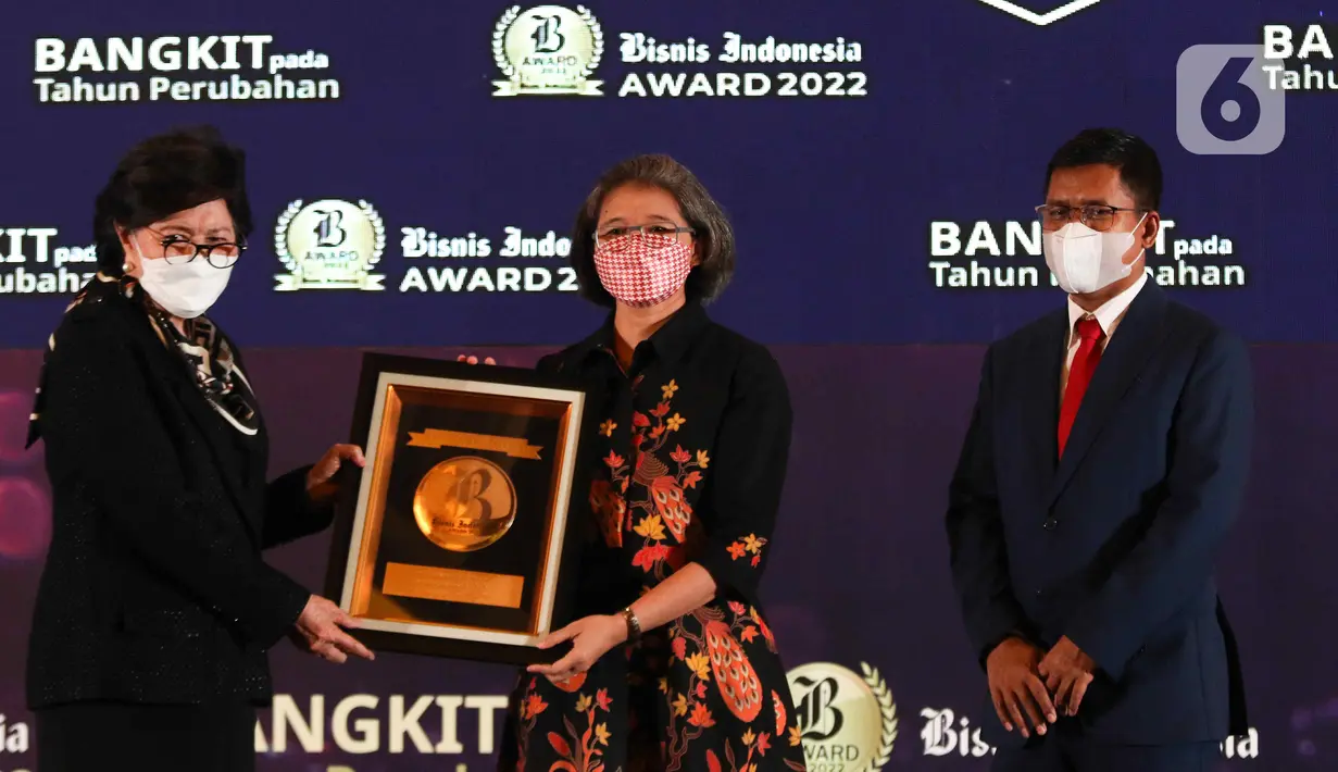 Komisaris PT Jurnalindo Aksara Grafika Dorothea Samola (kiri) menyerahkan piagam penghargaan Irnawati W. Kahardja selaku Head of Protocol and Public Affairs PT Surya Citra Media Tbk, dalam penganugerahan Bisnis Indonesia Award (BIA) 2022 di Jakarta, Senin (15/8/2022). PT Surya Citra Media TBK mendapatkan penghargaan Bisnis Indonesia Award (BIA) 2022 dalam kategori Media dan Hiburan. (Liputan6.com/Herman Zakharia)