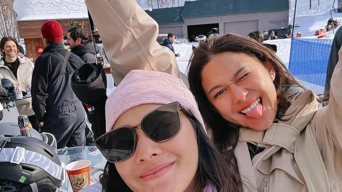 6 Gaya Duo Kakak-Adik Naysila-Nana Mirdad Tetap Cantik Tanpa Makeup saat Main Ski di Jepang