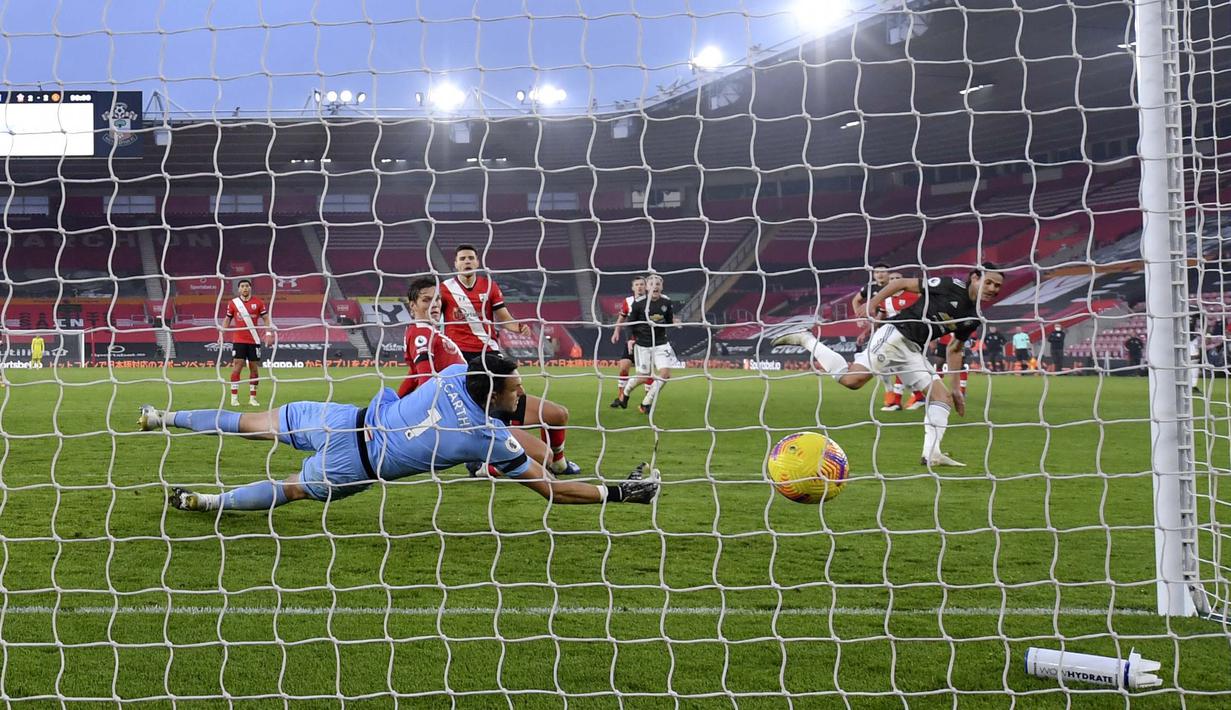 Striker Manchester United, Edinson Cavani, mencetak gol ke gawang Southampton pada laga Liga Inggris di Stadion St. Mary's, Minggu (29/11/2020). MU menang dengan skor 3-2. (Mike Hewitt, Pool via AP)