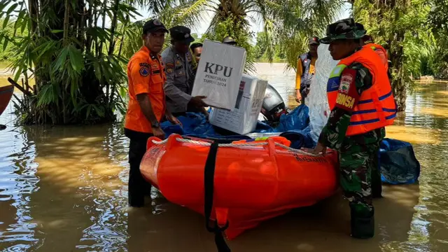 Distribusi logistik Pilkada 2024 menggunakan perahu karena banjir.
