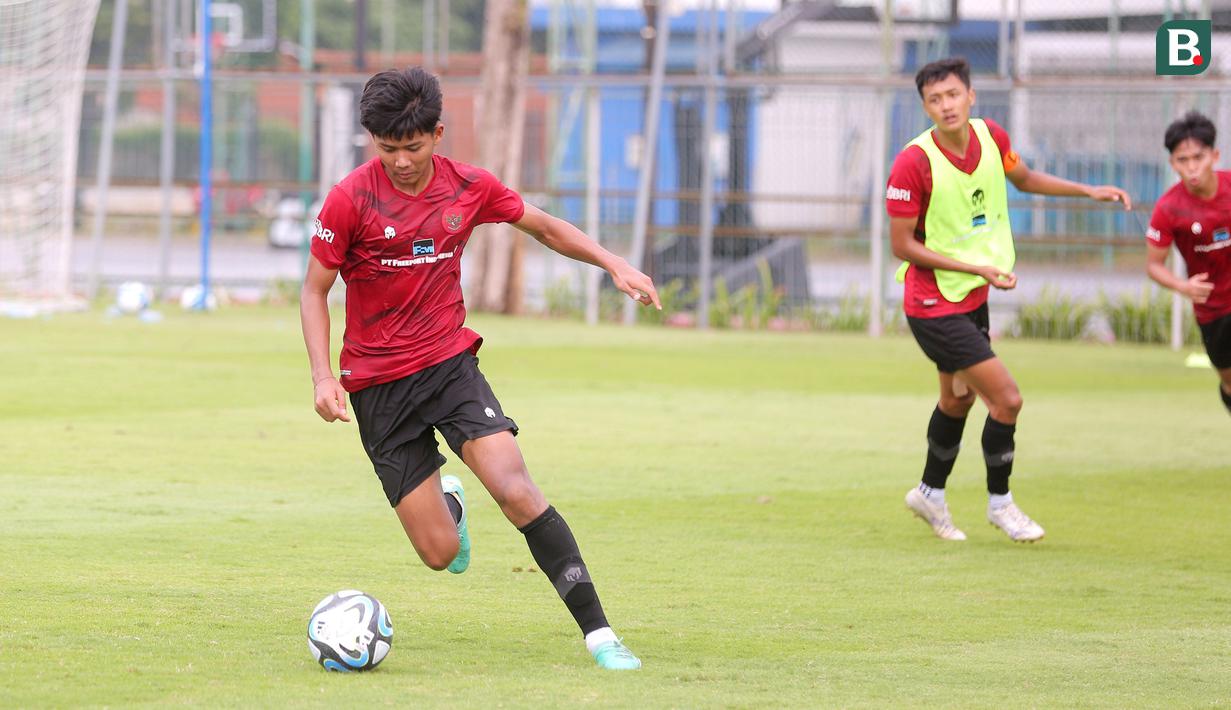 Pemain Timnas Indonesia U-20, Arkhan Kaka, menggiring bola saat sesi latihan di Lapangan A Senayan, Jakarta, Kamis (4/1/2023). (Bola.com/M Iqbal Ichsan)