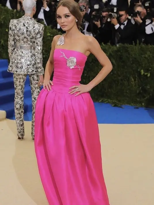 <p>Tak sekali dua kali, Lily Rose Depp selalu mengenakan busana dari Chanel. Misalnya saja seperti di Met Gala, ia mengenakan dress pink dengan detail bordir bunga warna silver. @lilyrose_depp</p>