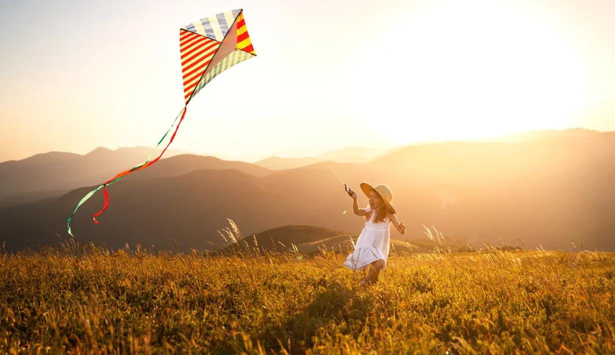 Layangan, salah satu mainan yang paling diminati anak laki-laki. Mainan ini hanya memanfaatkan hembusan angin. Biasanya dimainkan di area persawahan dan lapangan. (Evgeny Atamanenko/ Shutterstock.com)
