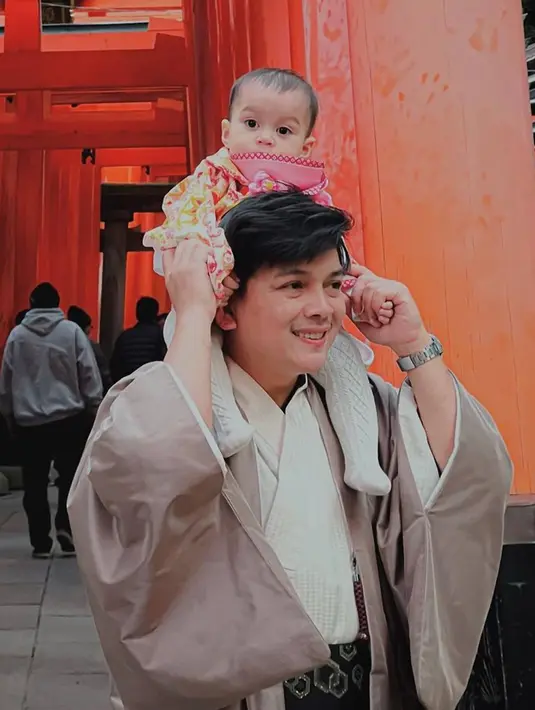 Diajak liburan ke Jepang bersama kedua orang tuanya, Zakia Xena pun tampil antusias saat diajak berfoto bersama. Buah hatinya yang tampil menggemaskan ini pun tidak kalah mencuri perhatian. (Liputan6.com/IG/@natta_reza)