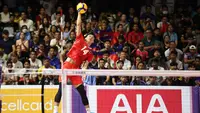 Tim bola voli putra Indonesia berhasil mencetak hattrick medali emas di ajang SEA Games setelah mengalahkan Kamboja dengan skor 3-0 dalam laga final SEA Games 2023 di Olimpic Complex Indoor Main Hall, Phnom Penh, Kamboja, Senin (8/5/2023). Meski semua pemain mampu menampilkan permainan terbaik, namun ada sosok yang amat mencuri perhatian di balik kemenangan tersebut. Ia adalah Farhan Halim, yang tampil impresif lewat raihan 9 poin berurutan saat melakukan serve di awal set kedua. Berikut momen 9 poin yang diraih lewat serve Farhan Halim. (Bola.com/Abdul Aziz)