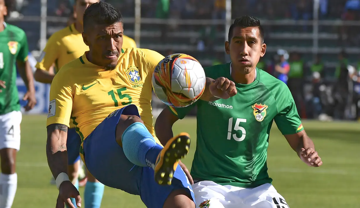Gaya pemain Brasil, Paulinho (kiri) menghalau bola dari kejaran pemain Bolivia, Christian Machado pada kualifikasi Piala Dunia 2018 zona CONMEBOL di La Paz, Bolivia, (5/10/2017). Brasil bermain imbang 0-0. (AFP/Nelson Almeida)
