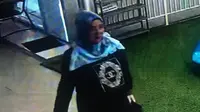 Penampakan wanita paruh baya diduga pelaku hipnotis terhadap istri mendiang jurnalis Metro TV terekam kamera CCTV. (Istimewa)